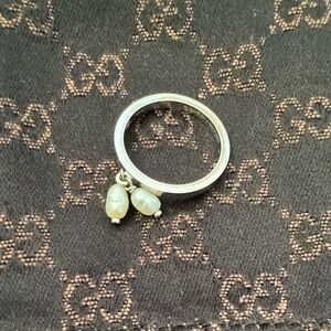 Gucci 18k white gold pearl drop ring